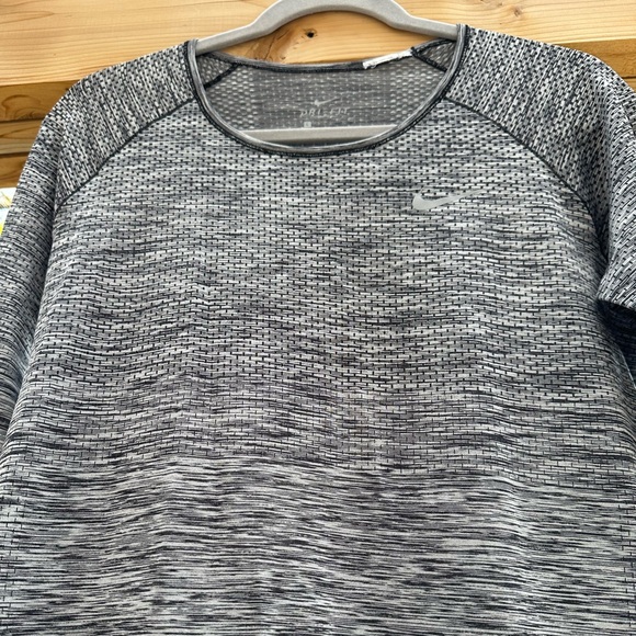 Nike DRI FIT Large Long Sleeve Running Workout Walking Shirt Top Reflective - Picture 6 of 15